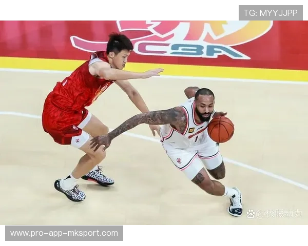 球员在比赛中展现出色的防守反抢能力 球员在比赛中展现出色的防守反抢能力